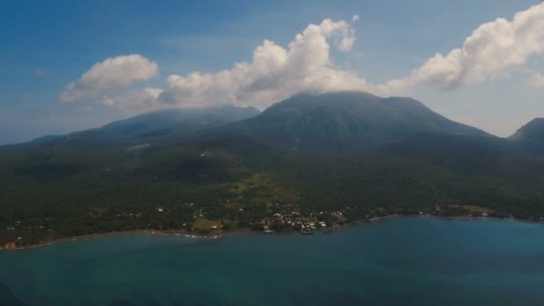 Vista aérea hermosa costa en la isla tropical con playa de arena volcánica. Isla de Camiguin Filipinas . — Vídeos de Stock