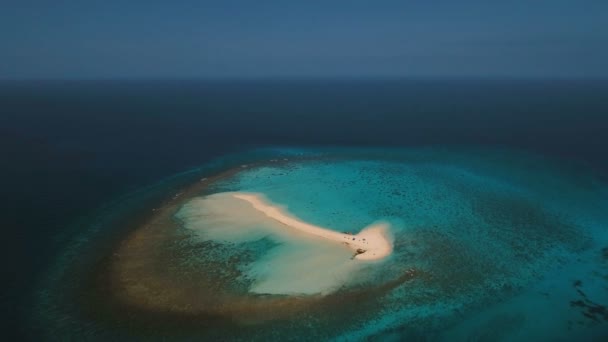 Letecký pohled na krásné pláži na tropickém ostrově. Camiguin island Filipíny. — Stock video