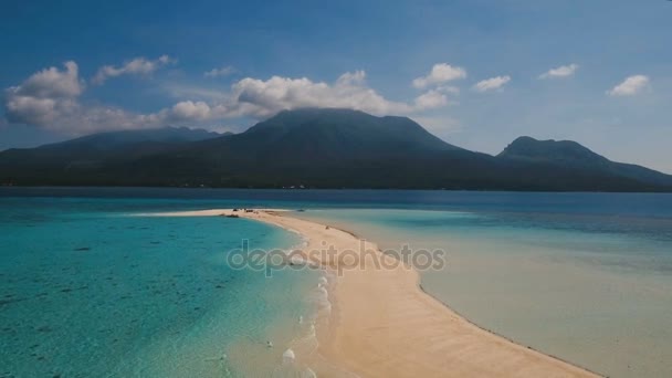 Vista aérea bela praia na ilha tropical. Ilha de Camiguin Filipinas . — Vídeo de Stock