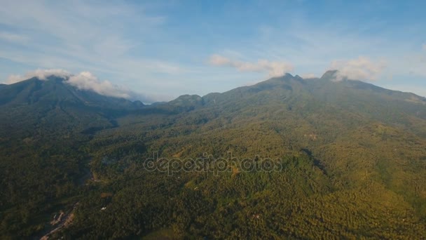 Горы с тропическим лесом. Камигинский остров Филиппины . — стоковое видео