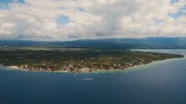 Havadan görünümü güzel plaj tropikal adada. Cebu Adası Filipinler.