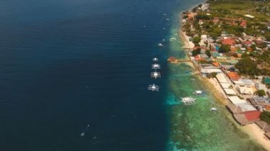 Havadan görünümü güzel plaj tropikal adada. Cebu Adası Filipinler.