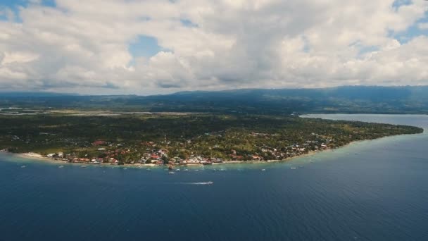 Mooie luchtfoto strand op het tropische eiland. Cebu island, Filippijnen. — Stockvideo