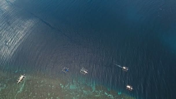 Motorbåt på havet, Flygfoto. Cebu island Filippinerna. — Stockvideo