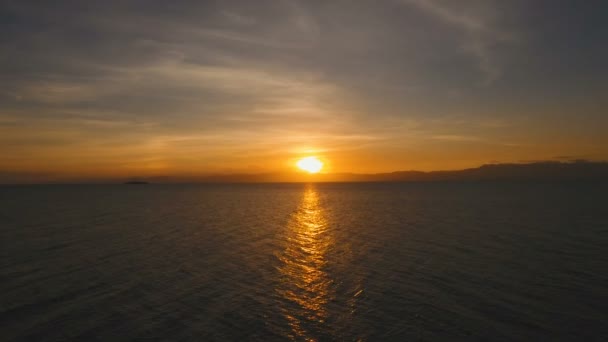 Hermosa puesta de sol sobre el mar, vista aérea.Cebú — Vídeo de stock