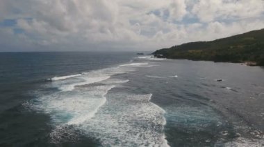 Tropik ada, plaj, kayalar ve dalgalar deniz manzarası. Catanduanes, Filipinler.