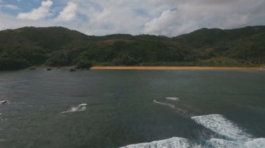 Tropik ada, plaj, kayalar ve dalgalar deniz manzarası. Catanduanes, Filipinler.