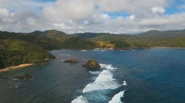 Tropik ada, plaj, kayalar ve dalgalar deniz manzarası. Catanduanes, Filipinler.