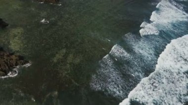 Havadan görünümü sörfçü dalgaları üzerinde. Catanduanes, Filipinler.