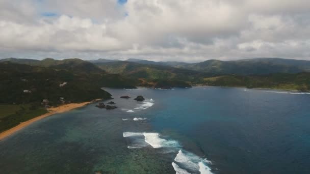 Paisaje marino con isla tropical, playa, rocas y olas. Catanduanes, Filipinas . — Vídeos de Stock