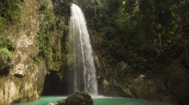 Güzel tropik şelale. Filipinler Cebu Adası.