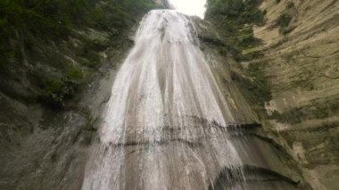 Güzel tropik şelale. Filipinler Cebu Adası.