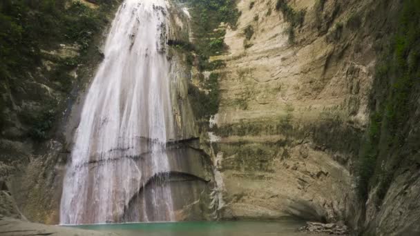 Hermosa cascada tropical. Filipinas Isla de Cebú . — Vídeos de Stock