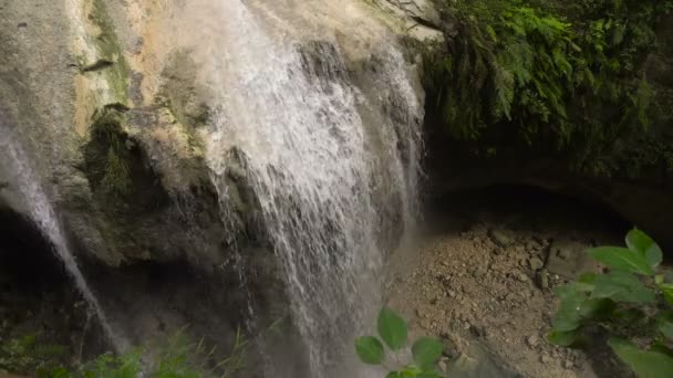 Красивий тропічний водоспад. Острові Себу Філіппіни. — стокове відео