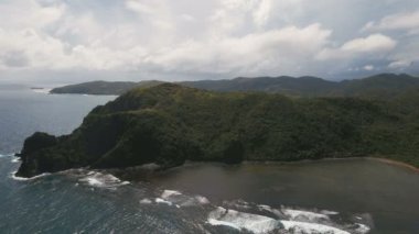 Tropik ada, plaj, kayalar ve dalgalar deniz manzarası. Catanduanes, Filipinler.