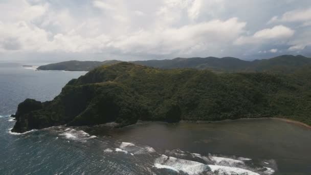 Seascape with tropical island, beach, rocks and waves. Catanduanes, Philippines. — Stock Video