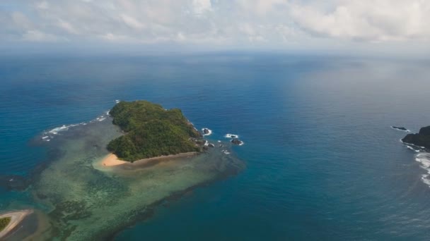 Meereslandschaft mit tropischer Insel, Strand, Felsen und Wellen. Catanduanes, Philippinen. — Stockvideo