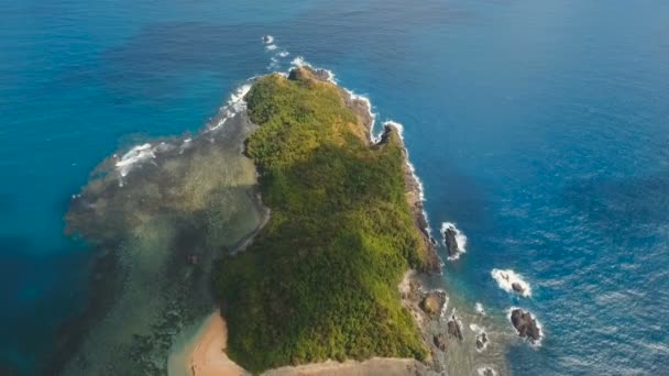 Seascape, trópusi sziget, a strand, a sziklák és a hullámok. Catanduanes, Fülöp-szigetek. — Stock videók