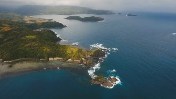 열 대 섬, 해변, 바위와 파도와 바다 경치. Catanduanes, 필리핀. — 비디오