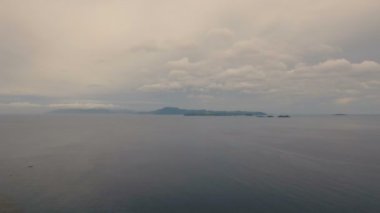 Fırtınalı havalarda su yüzey havadan görünümü. Catanduanes Adası Filipinler.
