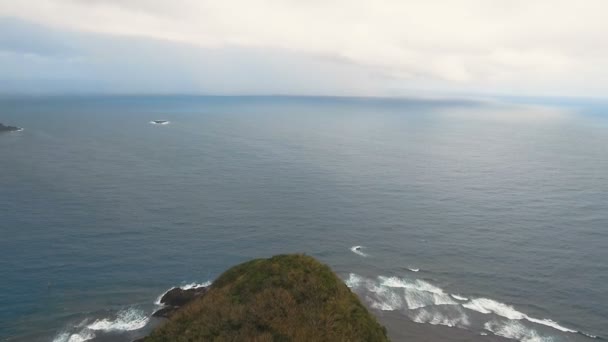 Seascape with tropical island, beach, rocks and waves. Catanduanes, Philippines. — Stock Video