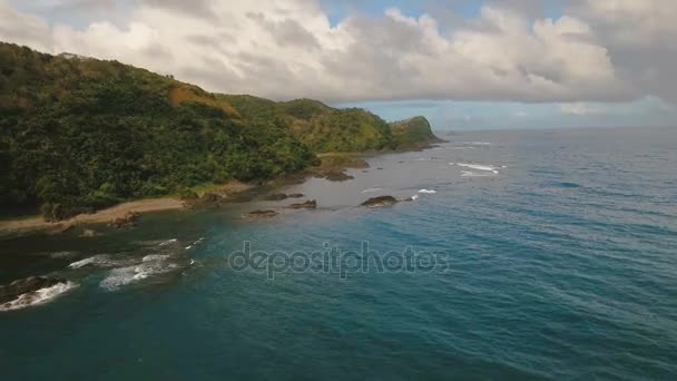 Θαλασσογραφία με τροπικό νησί, παραλία, βράχους και κύματα. Catanduanes, Φιλιππίνες. — Αρχείο Βίντεο