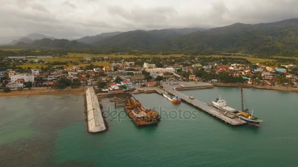 Last- och passagerarfartyg transit port Flygfoto. Catanduanes island, Filippinerna. — Stockvideo