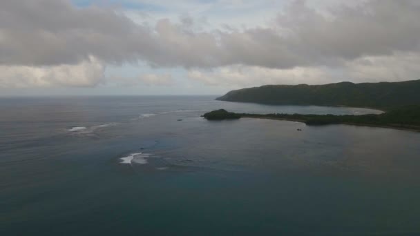 열 대 섬, 해변, 바위와 파도와 바다 경치. Catanduanes, 필리핀. — 비디오