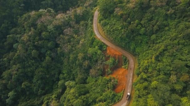 Luchtfoto weg in de bergen van de jungle. Catanduanes op het gelijknamige eiland Filipijnen. — Stockvideo