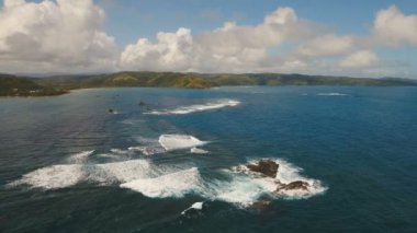 Tropik ada, plaj, kayalar ve dalgalar deniz manzarası. Catanduanes, Filipinler.