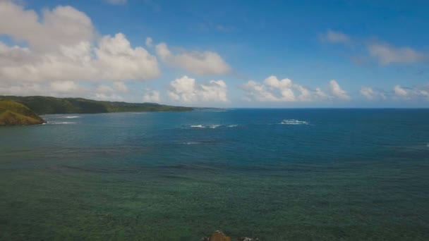 Mare con isola tropicale, spiaggia, rocce e onde. Catanduane, Filippine . — Video Stock