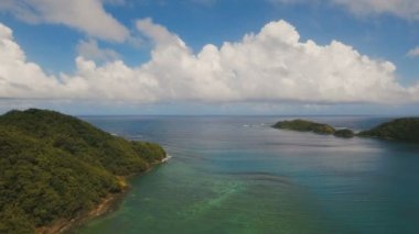 Havadan görünümü tropikal lagün, deniz, plaj. Tropik ada. Catanduanes, Filipinler.