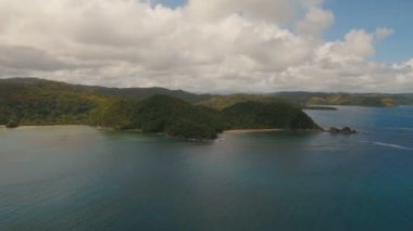 Havadan görünümü tropikal lagün, deniz, plaj. Tropik ada. Catanduanes, Filipinler.