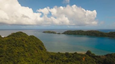 Havadan görünümü tropikal lagün, deniz, plaj. Tropik ada. Catanduanes, Filipinler.