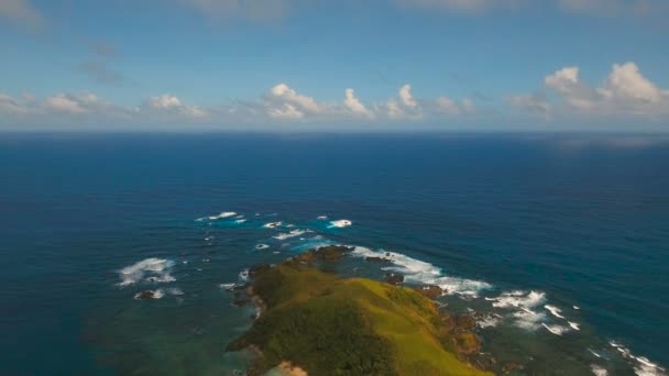 Vista aérea Paisaje marino con isla tropical, playa, rocas y olas. Catanduanes, Filipinas . — Vídeo de stock