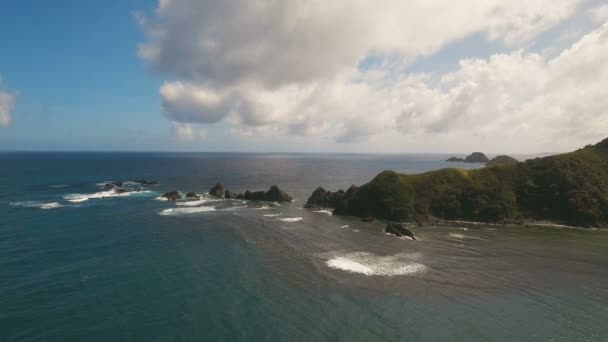 Tropik ada, plaj, kayalar ve dalgalar deniz manzarası. Catanduanes, Filipinler. — Stok video