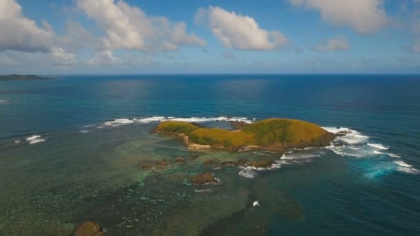 Lotu ptaka Seascape z tropikalnej wyspie, plaża, skały i fale. Catanduanes, Filipiny. — Wideo stockowe