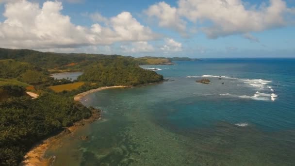 Paisaje marino con isla tropical, playa, rocas y olas. Catanduanes, Filipinas . — Vídeos de Stock
