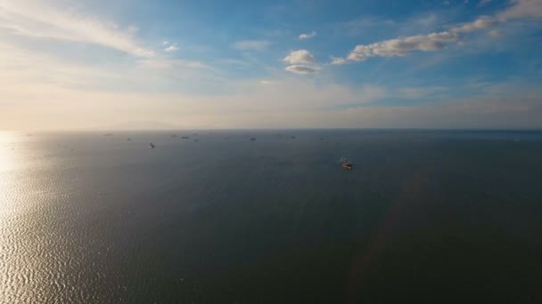 航空貨物船は、海に停泊。フィリピン、マニラ. — ストック動画