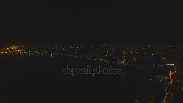 Légi város éjjel épületek és felhőkarcolók. Makati, Fülöp-szigetek, Manila. — Stock videók