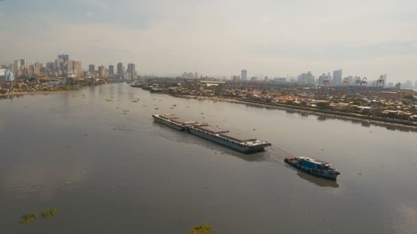 Légifelvételek vontatóhajó és a tengeri bárka. Fülöp-szigetek, Manila. — Stock videók