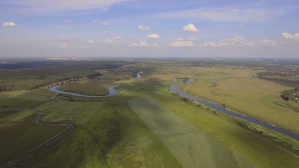 Landschap van het veld, rivier. Luchtfoto. — Stockvideo