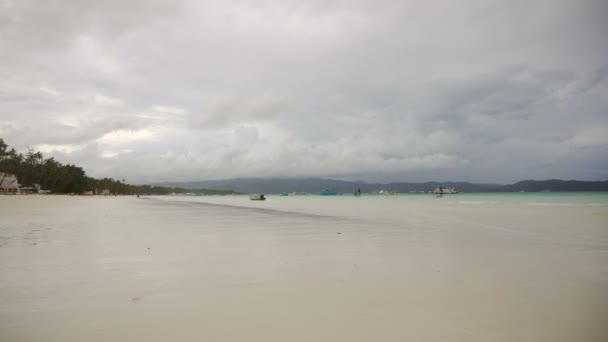 Uomo che corre sulla spiaggia. — Video Stock