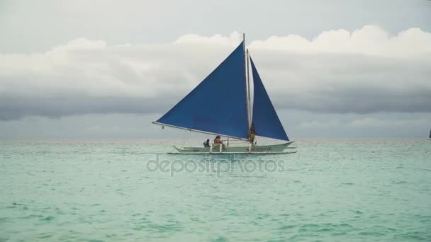 Velero en mar azul. Isla de Boracay Filipinas. — Vídeo de stock