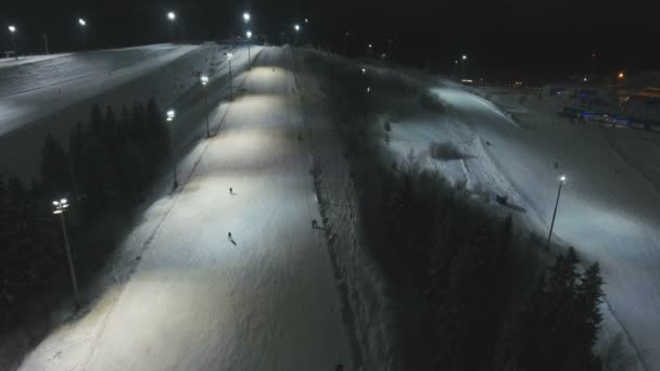 Ośrodek narciarski w nocy. Widok z lotu ptaka. — Wideo stockowe