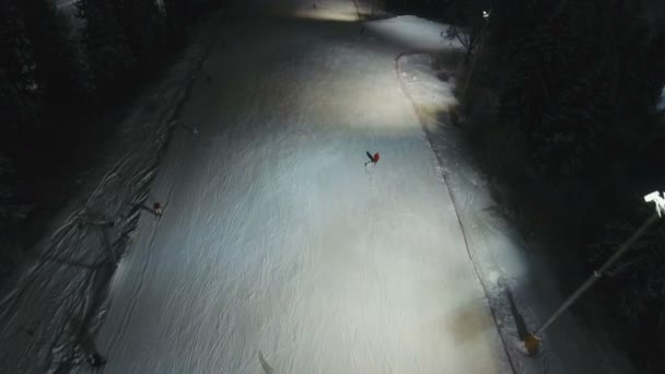 Estación de esquí por la noche. Vista aérea . — Vídeo de stock