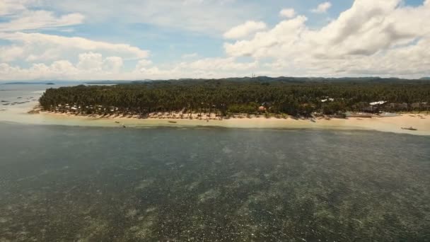空中查看在一个热带小岛上美丽的海滩。菲律宾，锡亚高. — 图库视频影像