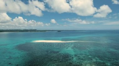 Havadan görünümü güzel plaj tropikal adada. Siargao Adası, Filipinler.