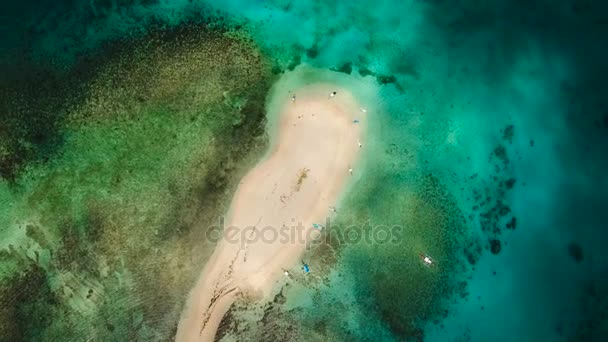 Mooie luchtfoto strand op het tropische eiland. Siargao island, Filippijnen. — Stockvideo