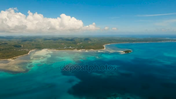Seascape med tropisk ö, strand, klippor och vågor. Siargao, Filippinerna. — Stockvideo